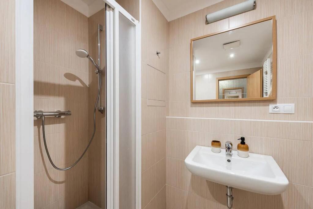 Apartment W/ Free Garage Parking Praha Eksteriør bilde