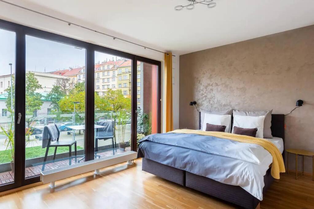 Apartment W/ Free Garage Parking Praha Eksteriør bilde
